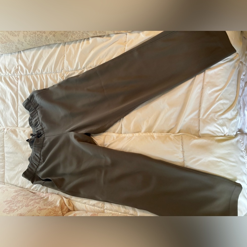 Lululemon On The Fly pants WOVEN MATERIAL